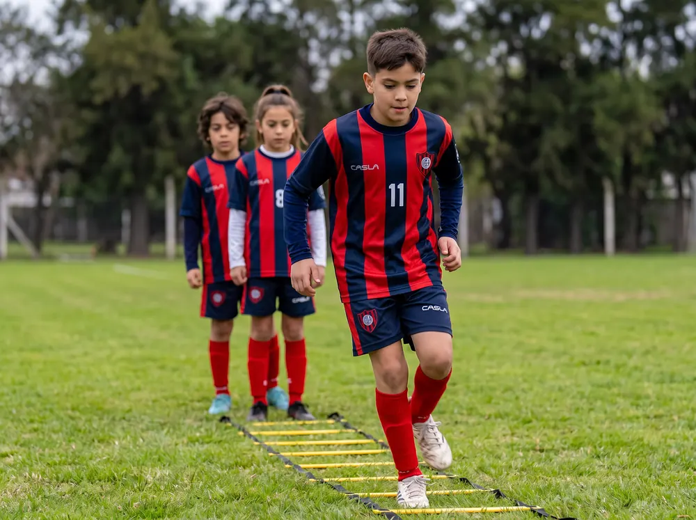 Jugador de 12 a 13 años en ejercicio de escalera